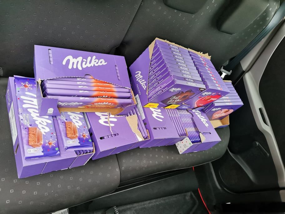 Milka csokik az autóban